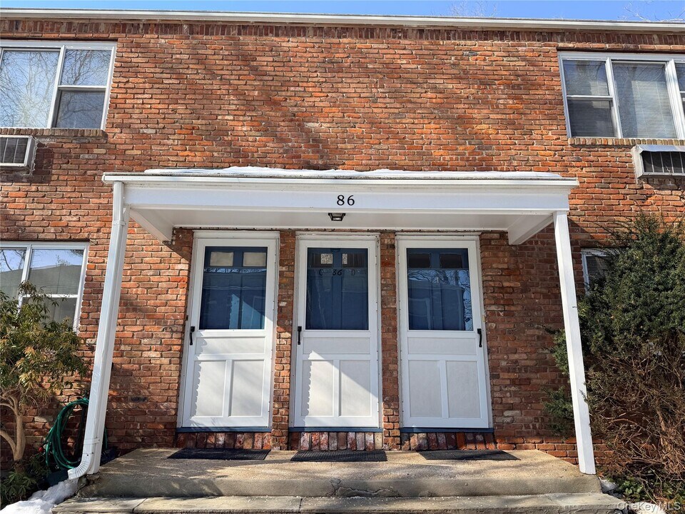 86 McLoughlin St in Glen Cove, NY - Foto de edificio