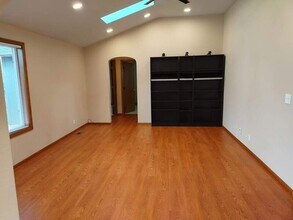 986 Chateau Meadows Dr in Eugene, OR - Building Photo - Building Photo