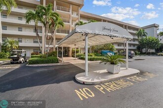 3930 Oaks Clubhouse Dr in Pompano Beach, FL - Building Photo - Building Photo