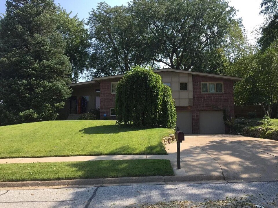 525 N 74th St in Omaha, NE - Building Photo