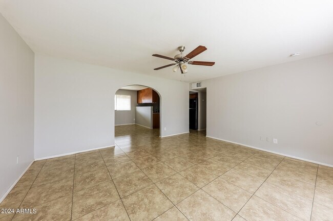 3807 W Solar Dr in Phoenix, AZ - Foto de edificio - Building Photo
