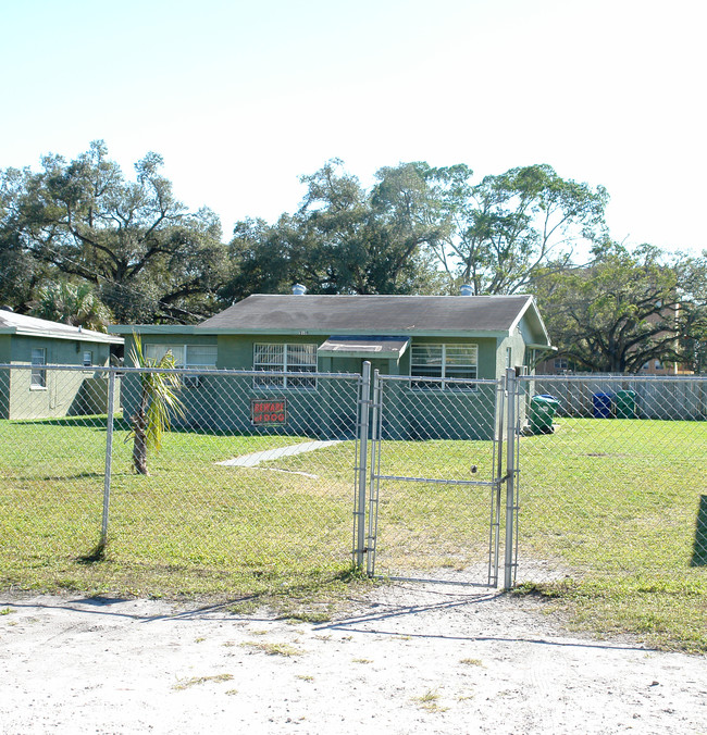 900-920 NW 96th St in Miami, FL - Foto de edificio - Building Photo