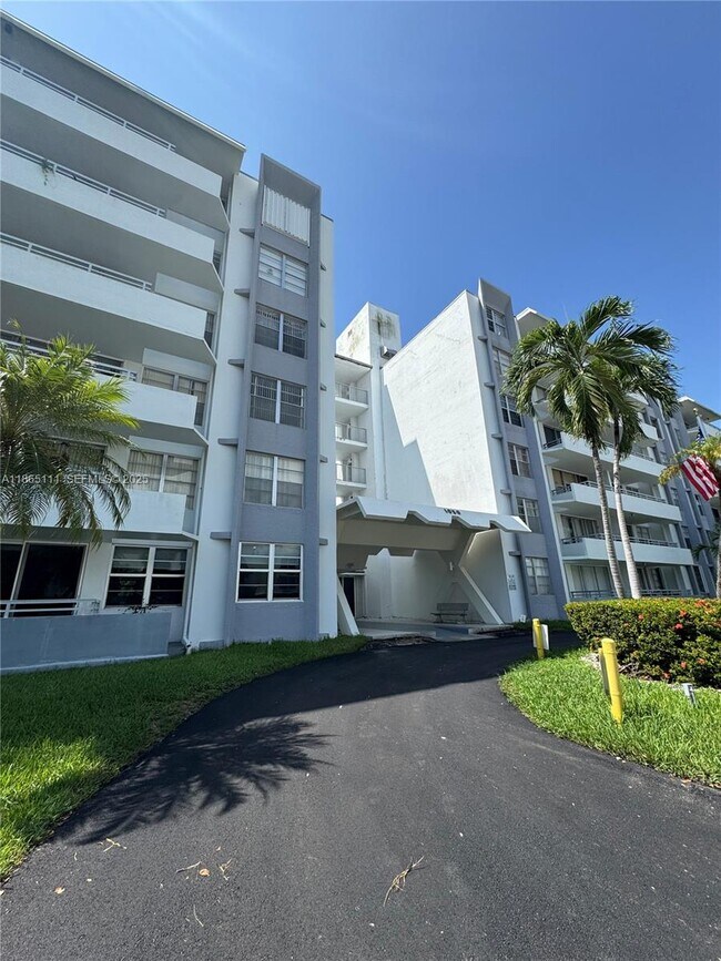 1080 94th St in Bay Harbor Islands, FL - Foto de edificio - Building Photo