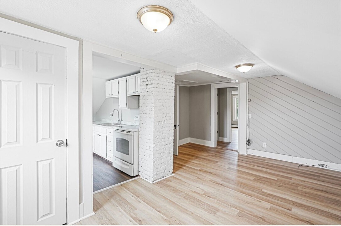 34 Worcester Rd-Unit -Unit 3 in Charlton, MA - Building Photo