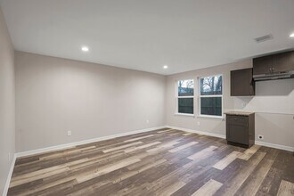 1894 Dolly Wright St, Unit B in Houston, TX - Building Photo - Building Photo
