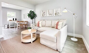 528 SW 4 Ave in Hallandale Beach, FL - Building Photo - Building Photo