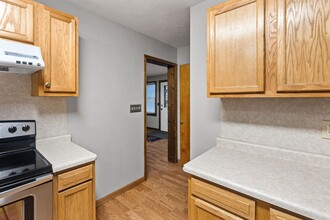 521 9th Ave NW in New Brighton, MN - Foto de edificio - Building Photo