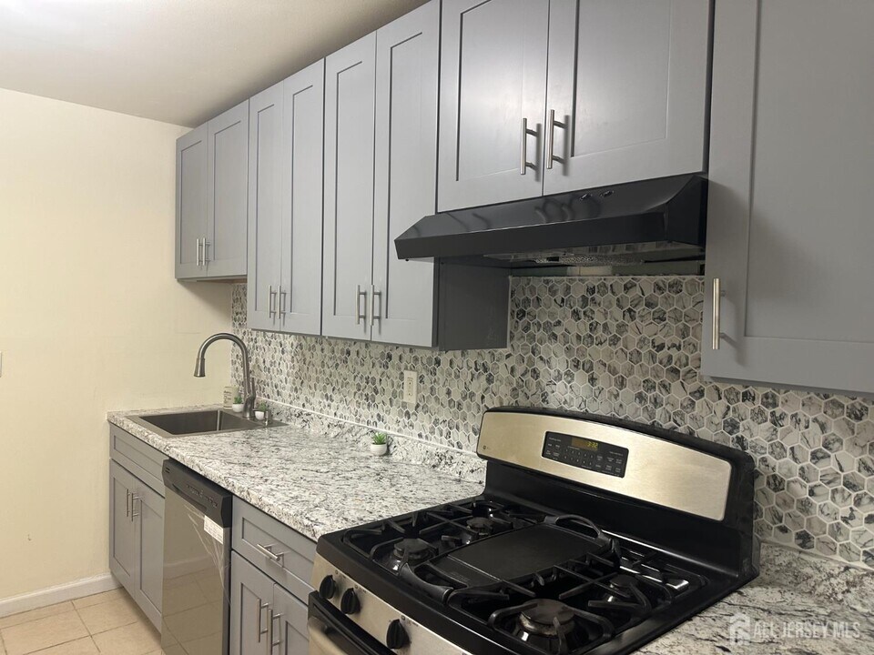211 College Dr in Edison, NJ - Building Photo