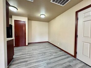 1601 Lawter Rd in Weatherford, OK - Foto de edificio - Building Photo