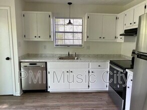 206 Reeves St in Dickson, TN - Building Photo - Building Photo