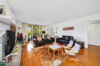 565 Oaks Ln-Unit -211 in Pompano Beach, FL - Building Photo - Building Photo