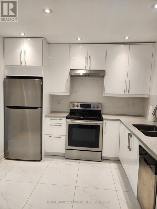 18 Cabot Ct in Toronto, ON - Building Photo