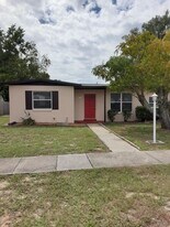 6298 Holiday Dr in Spring Hill, FL - Building Photo