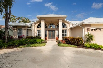 8949 Lely Island Cir in Naples, FL - Foto de edificio - Building Photo