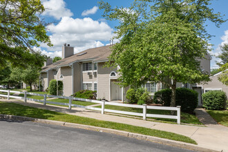 211 Green Meadows Way in Chester, NY - Building Photo - Building Photo