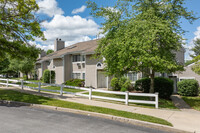 211 Green Meadows Way in Chester, NY - Foto de edificio - Building Photo