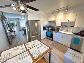 800 N Eucalyptus Ave in Inglewood, CA - Building Photo - Building Photo