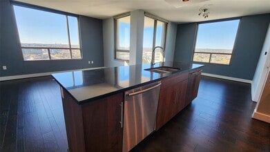 300 Bowie St in Austin, TX - Building Photo - Building Photo