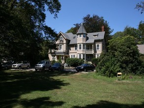 1848 Mooresfield Rd in Kingston, RI - Foto de edificio - Building Photo