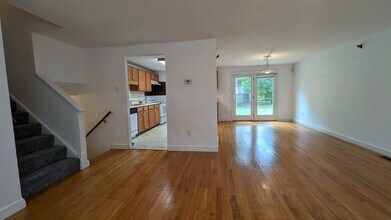 12618 Pinecrest Rd in Herndon, VA - Building Photo - Building Photo