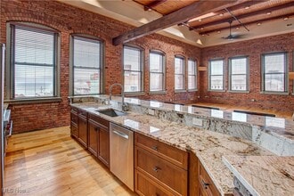 425 W Lakeside Ave in Cleveland, OH - Building Photo - Building Photo