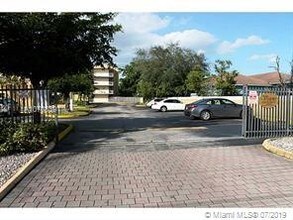 8425 NW 8th St-Unit -208 in Miami, FL - Foto de edificio - Building Photo