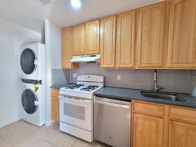 12-01 26th Ave in Queens, NY - Foto de edificio - Building Photo