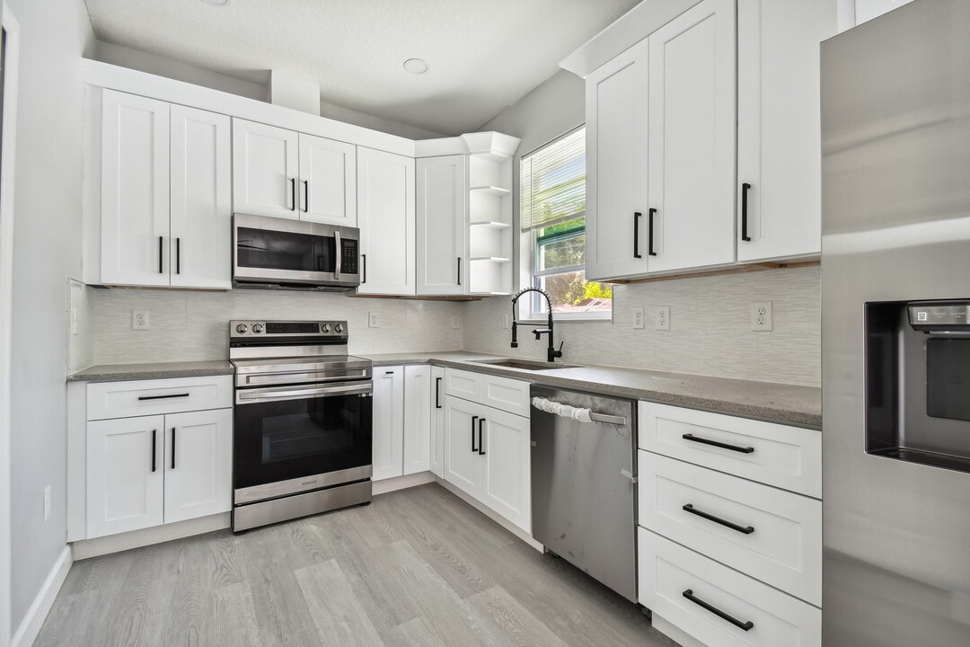 944 Newton Ave S in St. Petersburg, FL - Foto de edificio