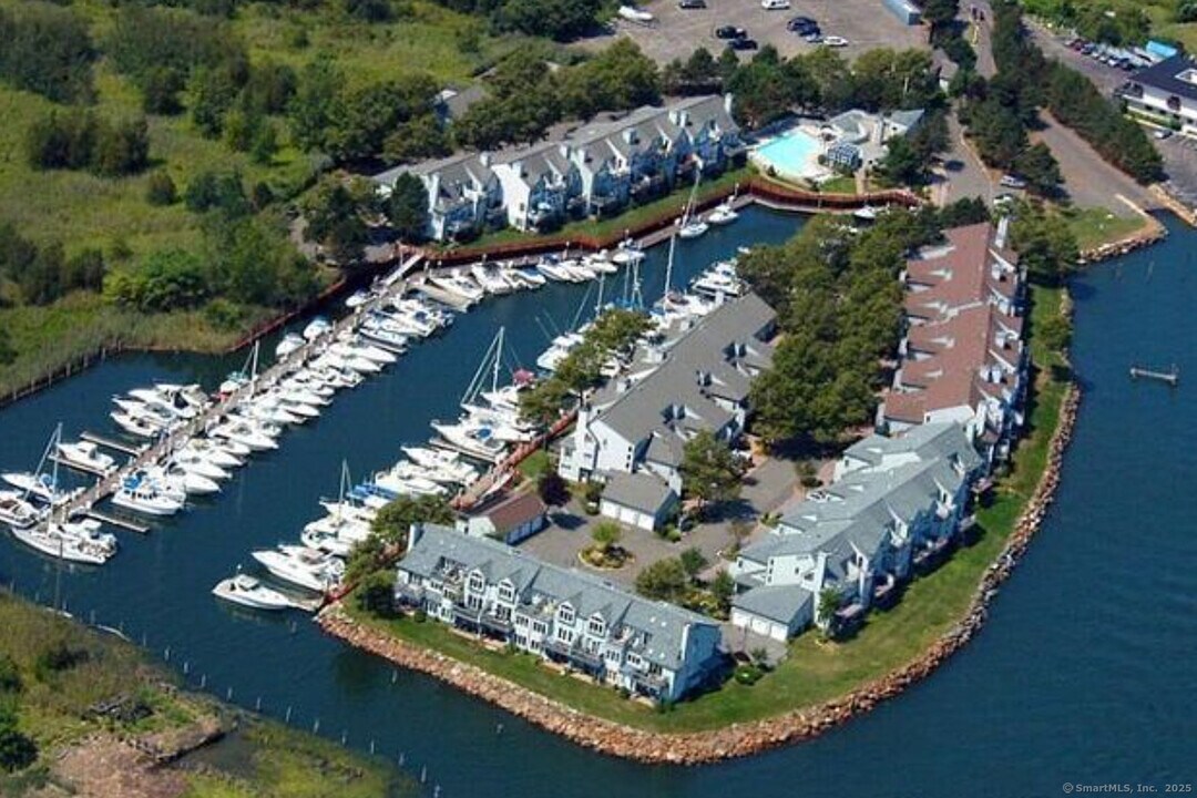 145 Breakers Ln in Stratford, CT - Building Photo
