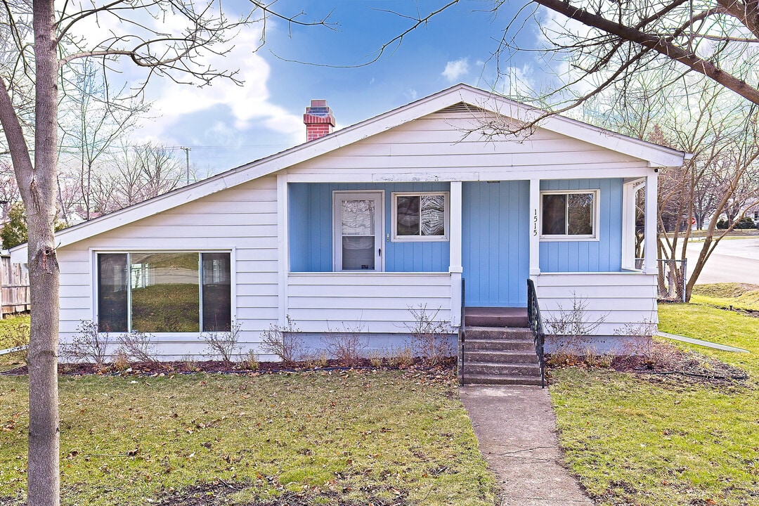 1515 N Pleasant Dr in Round Lake Beach, IL - Building Photo