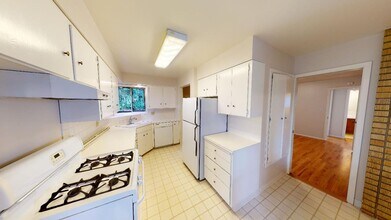 1318 Pine St in Lake Oswego, OR - Building Photo - Building Photo