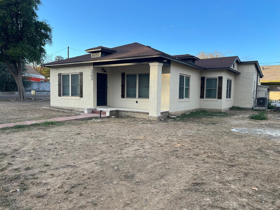 1702 O'Kane St in Laredo, TX - Building Photo