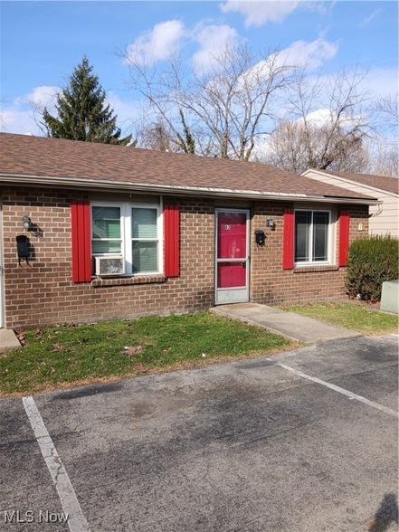 31 Elm St, Unit B3 in Struthers, OH - Building Photo