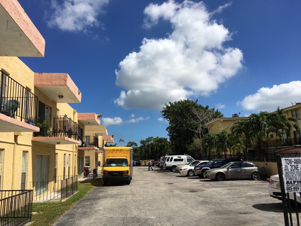 Galaxy Apartments in North Miami, FL - Building Photo