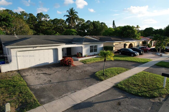 8250 Southampton Dr in Miramar, FL - Building Photo - Building Photo