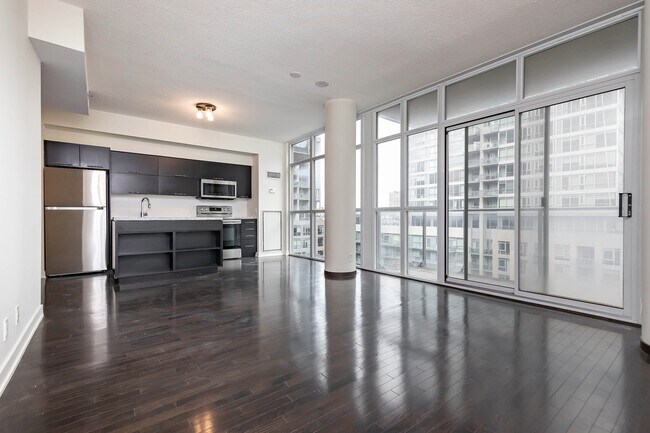 21 Nelson St in Toronto, ON - Building Photo - Building Photo