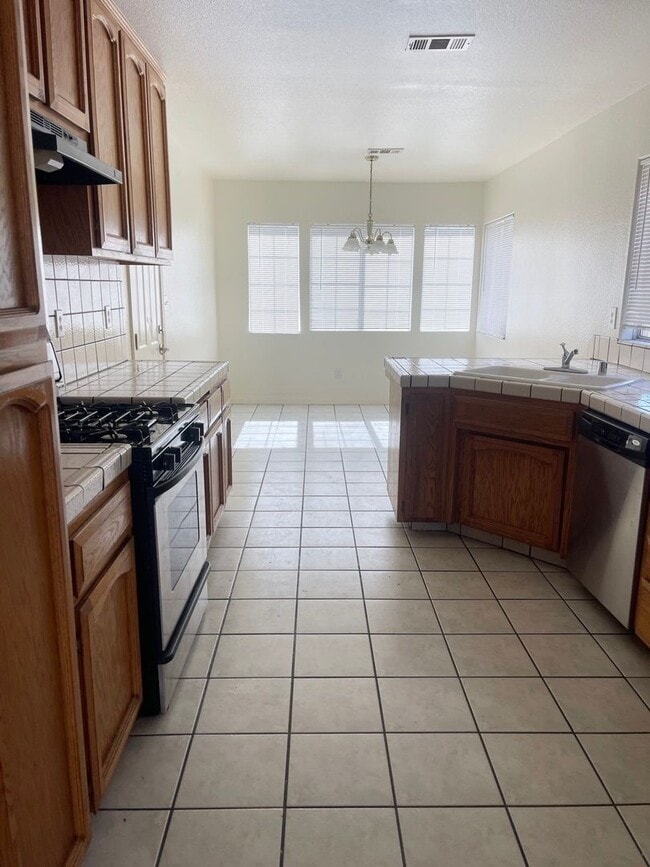 4021 Frost Way in Bakersfield, CA - Building Photo - Building Photo