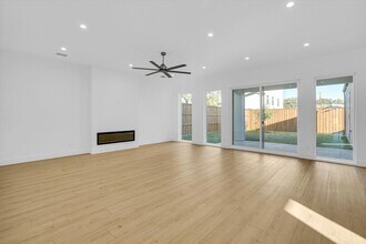 1703 Nomas St in Dallas, TX - Building Photo - Building Photo