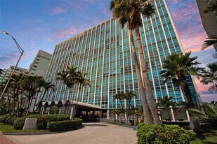 5055 Collins Ave, Unit 6A in Miami Beach, FL - Building Photo