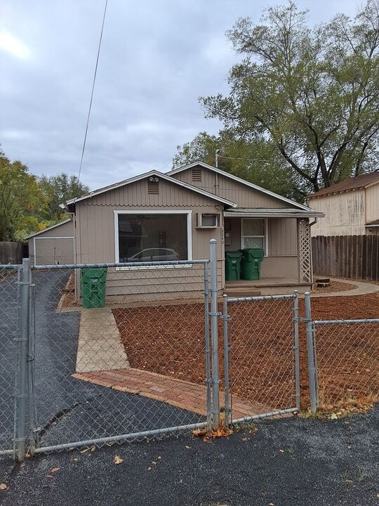 2240 Elm St in Chico, CA - Building Photo