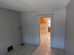 1725 Ottawa St in Regina, SK - Building Photo - Building Photo