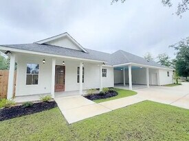 2240 Caroline St in Mandeville, LA - Building Photo