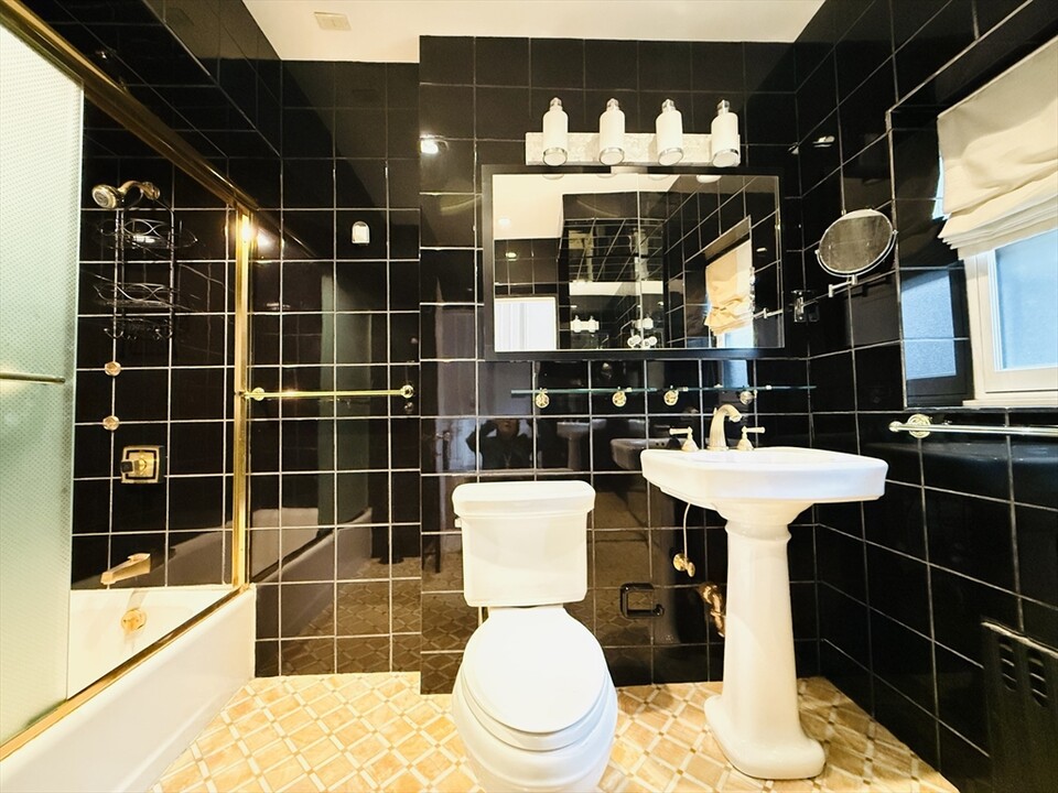 359 Beacon St, Unit 1 in Boston, MA - Building Photo