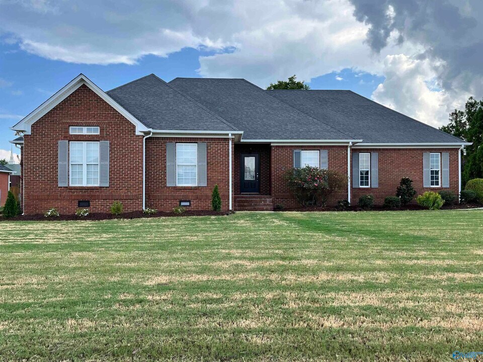 17916 Remington Dr in Athens, AL - Building Photo