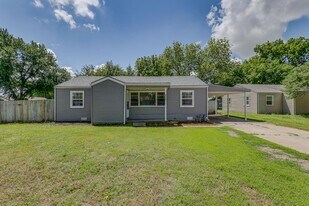 233 S Lamar Ave in Haysville, KS - Building Photo