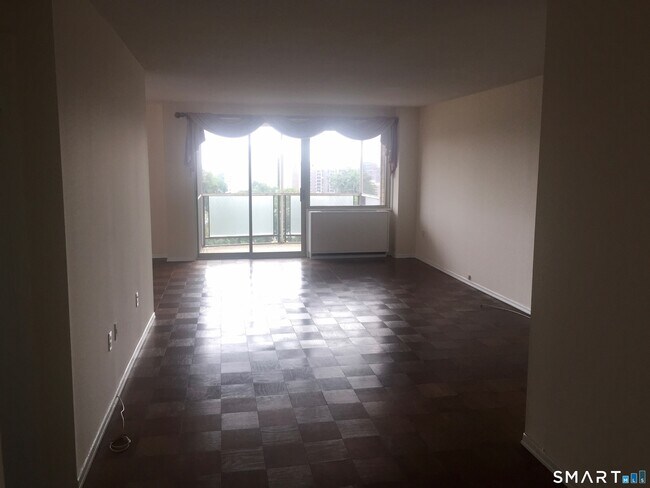 1 Strawberry Hill Ct in Stamford, CT - Building Photo - Building Photo