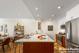 120 Gerry Rd, Unit 109 in Brookline, MA - Building Photo - Building Photo