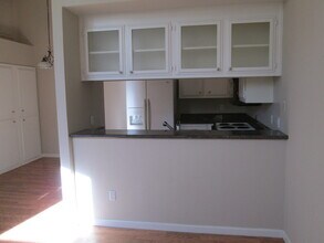 709 Heather Pl in Brentwood, CA - Foto de edificio - Building Photo