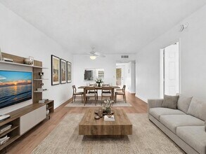 9470 Poinciana Pl, Unit 303 in Davie, FL - Foto de edificio - Building Photo