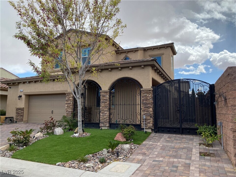 9075 Tiffany Oaks Ave in Las Vegas, NV - Building Photo